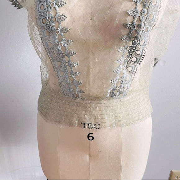 POL Sheer Antique Style Lace Sleeveless Top - Cream and Blue- Size Small- NWT - Picture 3 of 10